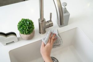 蛇口の緑色のサビの正体は？ 「緑青」の原因と自分でできる落とし方【水道職人：プロ】 | 水のトラブルはとくしま水道職人